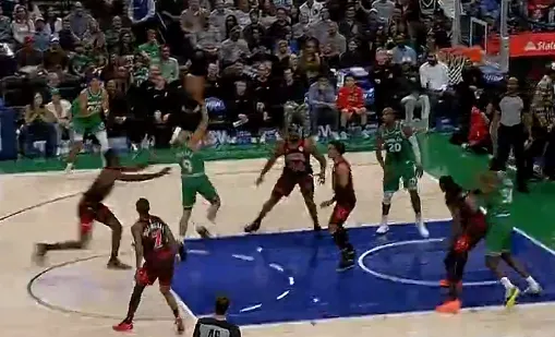 MKSPORT-内姆布哈德抛投打进，独行侠开局打出一波20-7领先公牛